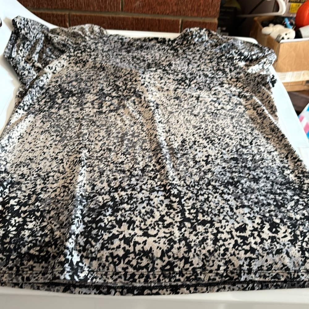 Jaclyn Smith Front Gathered V-Neck Blouse Short Sleeves Paint Splatter Design M